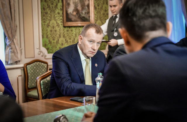 Kollár by predčasné voľby privítal „aj zajtra“, no nemá 72 poslancov. Za ľudí sú len traja a majú štyri názory, tvrdí (video)