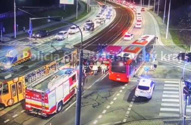 V Karlovej Vsi sa zrazila električka s autom, na mieste sa tvoria kolóny a električky nepremávajú (video)
