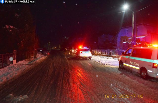 Zrážku s BMW neprežila 79-ročná chodkyňa, mala kráčať v strede jazdného pruhu (foto)
