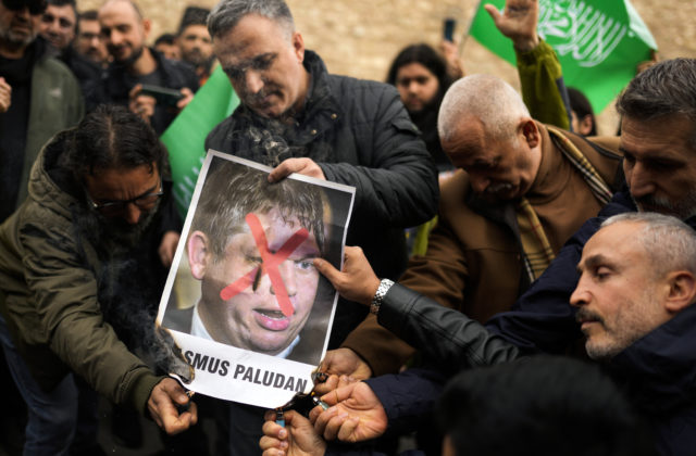 Dánsky protiislamský aktivista spálil v Štokholme pred tureckou ambasádou Korán, v Turecku sa konajú protesty