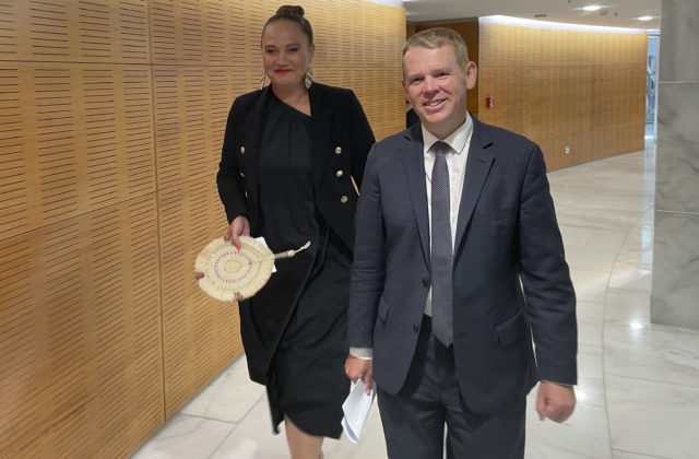 Chris Hipkins sa onedlho ujme funkcie premiéra Nového Zélandu, vicepremiérkou bude prvýkrát žena tichomorského pôvodu