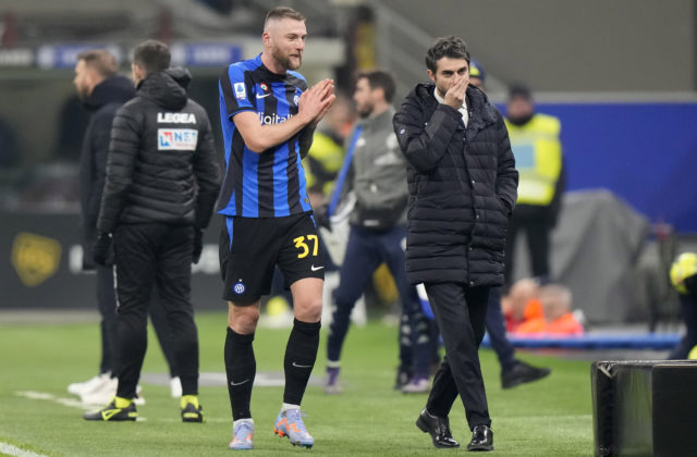 Škriniar dostal červenú kartu už v prvom polčase, Inter prehral a tréner sa vyjadril aj k jeho prestupu (video)