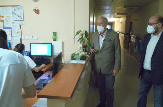 Štítna žľaza na jazyku, ľudia s oboma pohlaviami či so sklenenými kosťami