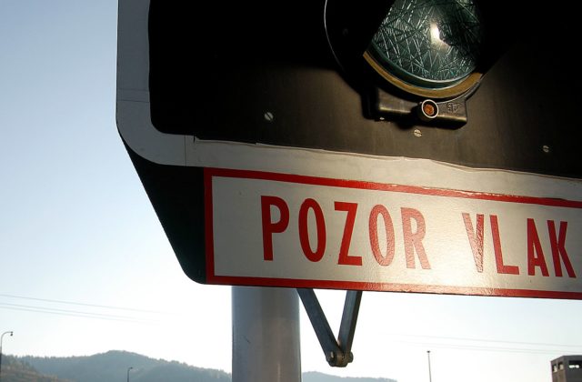 Rýchlik zrazil 76-ročnú ženu, prechádzala s manželom cez priecestie počas spustených závor