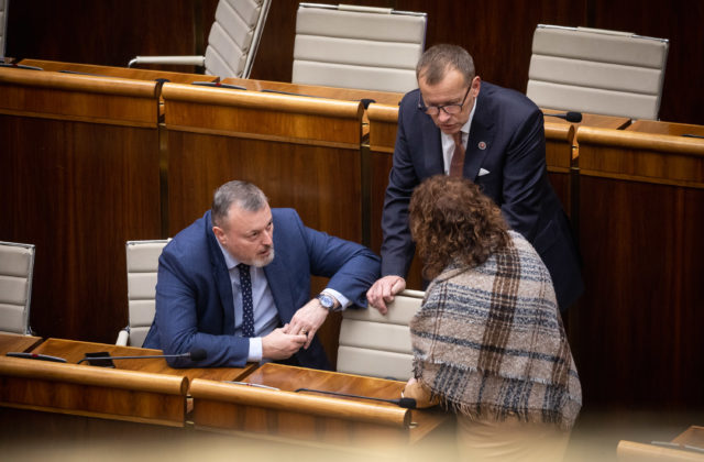 Parlament rieši predčasné voľby. Koalícia chce 30. september, Hlas-SD jún a Fico májový termín (naživo)