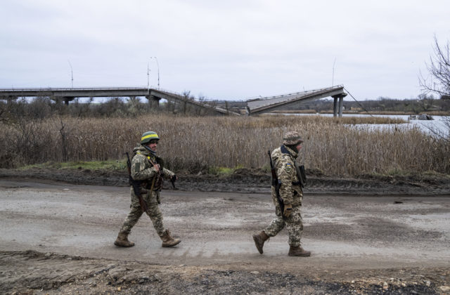 Most spájajúci mesto Heničesk s Arabatskou kosou zasiahli rakety, deväť Rusi zostrelili