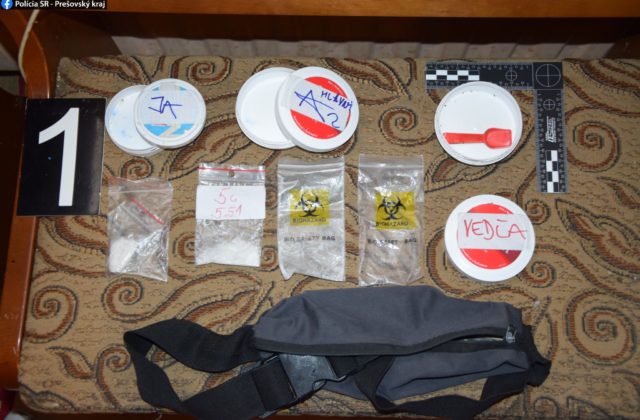 Kriminalisti v Poprade zadržali štyri osoby, našli bielu látku i predmety na výrobu drog (foto)