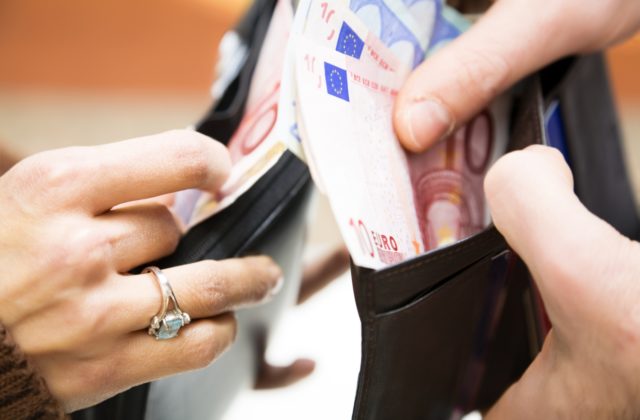 Reálna spotreba domácností v eurozóne aj v celej Únii v treťom kvartáli minulého roka stúpla, ukázali čísla Eurostatu