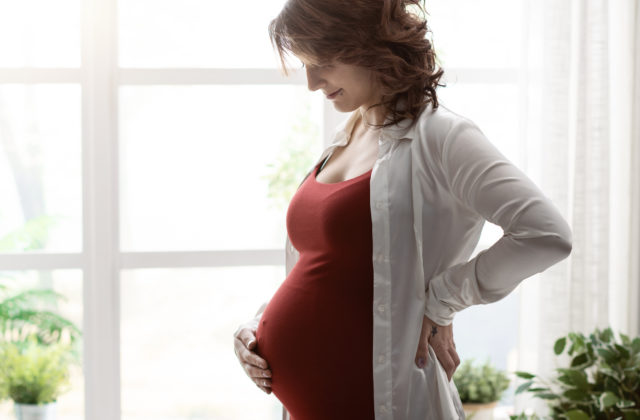 Vzťah medzi bohatstvom a pôrodnosťou neexistuje, analytik však poukazuje na komplikácie klesajúcej populácie