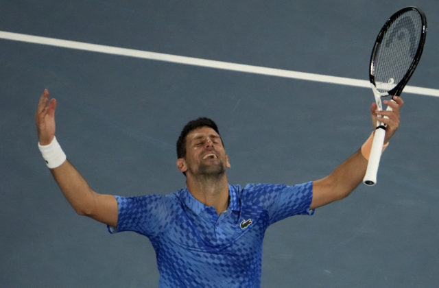 Djokovič získal 10. titul v Melbourne, v počte grandslamových trofejí sa dotiahol na rekordéra Nadala
