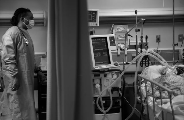 Nadúmrtnosť v decembri bola druhou najvyššou za uplynulý rok, COVID-19 bol až ôsmou najčastejšou príčinou smrti