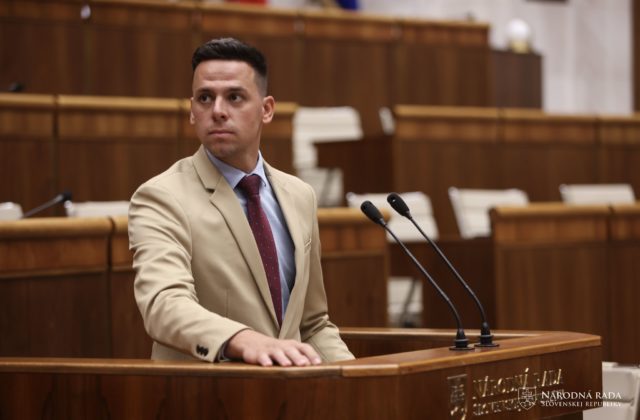 Parlament odvolal poslanca Kristiána Čekovského z funkcie predsedu mediálneho výboru