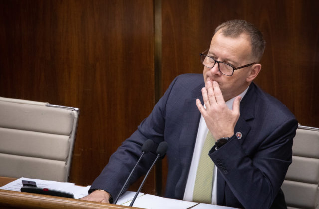 Schôdza parlamentu sa skončila skôr ako sa začala, poslanci neschválili program