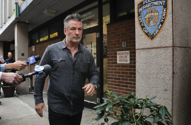 Herec Alec Baldwin bol obžalovaný z neúmyselného zabitia kameramanky