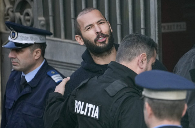 Mizogýnny influencer Andrew Tate zostáva aj so svojím bratom vo väzbe, polícia pokračuje vo vyšetrovaní jeho aktivít