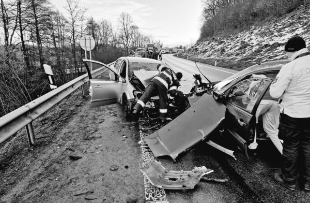 Nehoda pri Bučine si vyžiadala jednu obeť a troch ťažko zranených (foto)