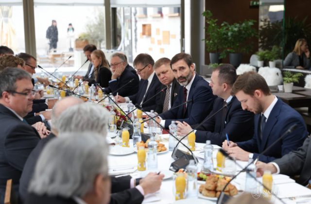 Smeráci schytali kritiku akú nečakali. Fico a Blanár si od veľvyslancov vypočuli, že šíria dezinformácie