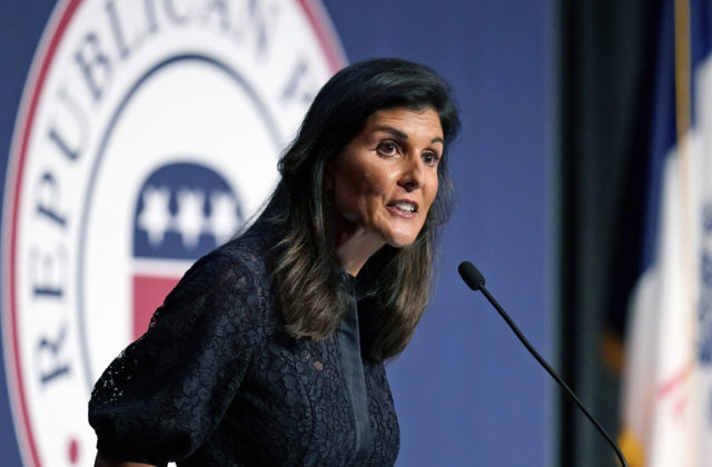 Nikki Haley chce údajne kandidovať v amerických prezidentských voľbách, pozornosť si v minulosti vyslúžila aj reakciou na streľbu v Charlestone