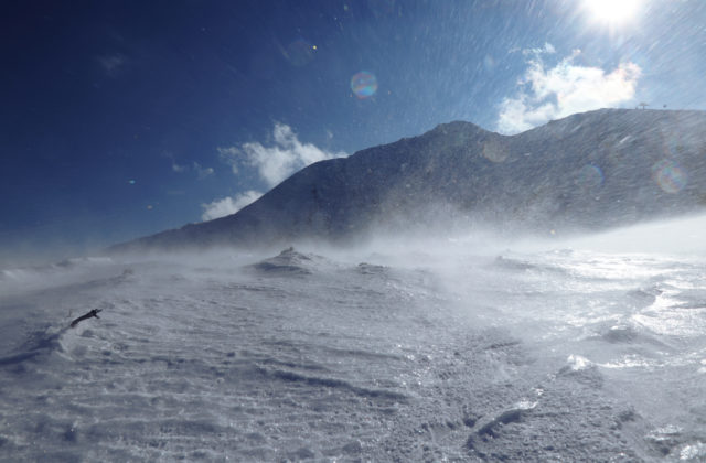 Väčšina územia Slovenska bojuje so snežením a závejmi, platia výstrahy a teploty môžu klesnúť na -22°C