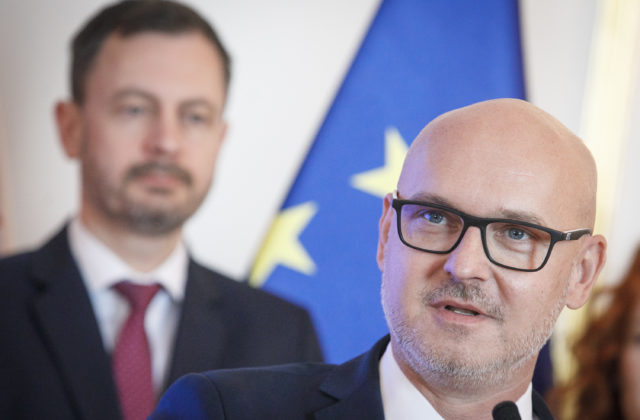 Gröhling je rád, že Hegerova vláda padla, spokojní sú podľa neho mnohí. Šipoš vníma SaS ako politických gymnastov