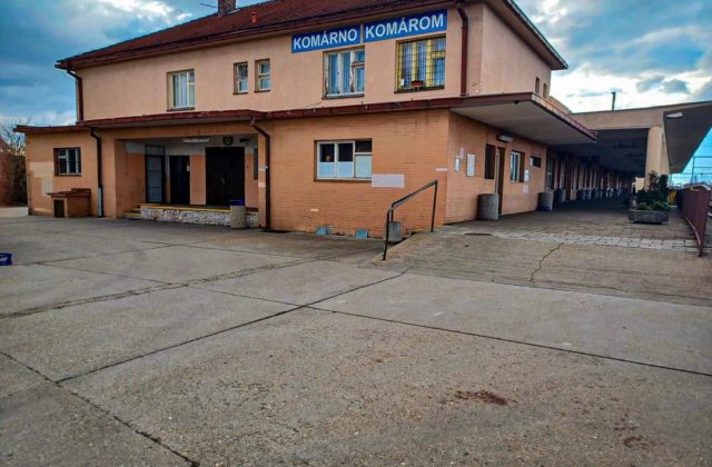 Mladý muž bol dobodaný na železničnej stanici v Komárne, šesť rán nožom mu spôsobilo život ohrozujúce zranenia