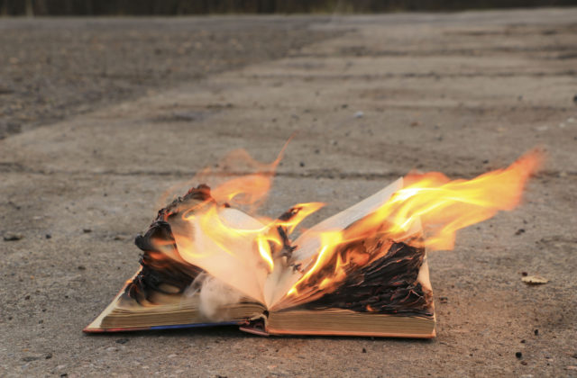 Ruské sily údajne masovo spaľujú ukrajinské knihy, najmä beletriu