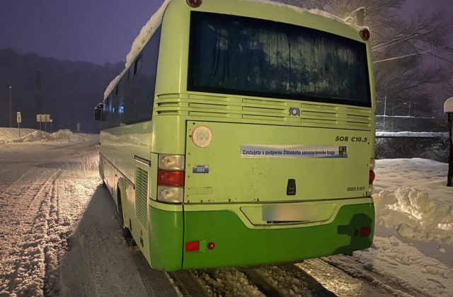 Vodič autobusu šoféroval opitý, viezol 12 ľudí a vonku zúrila kalamita (foto)