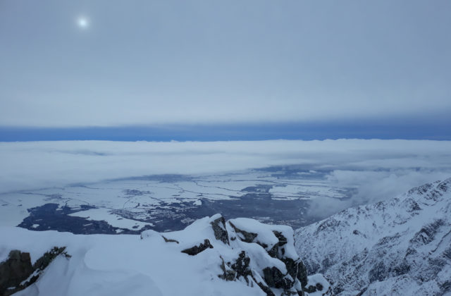 Vysoké a Západné Tatry trápi lavínové nebezpečenstvo 3. a 4. stupňa, ohrozené sú výstupy na tri chaty
