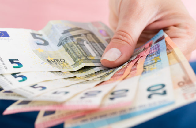 Štátni zamestnanci si môžu vydýchnuť, pre 800 eurové odmeny neprídu o nárok na opatrovateľský príspevok