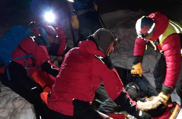 Turisti s ročným bábätkom uviazli medzi Štrbským a Popradským plesom, vyčerpaných ich zachraňovali horskí záchranári