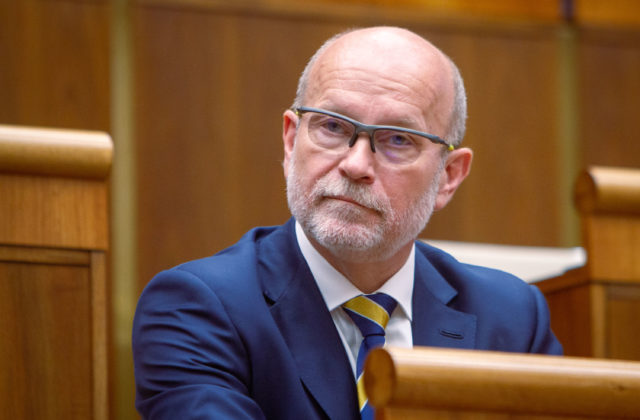 Matovič nie je nikto a kto je Gyimesi, reaguje Káčer na kritiku a standup dvojice politických zabávačov