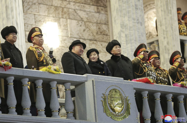Severná Kórea predstavila novú balistickú strelu, na prehliadke bola aj možná Kimova nástupkyňa