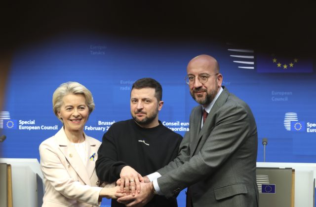 Lídri EÚ chcú podporovať Ukrajinu dlhodobo a zvýšiť výrobu munície, pripravuje sa aj 10. balík sankcií proti Rusku