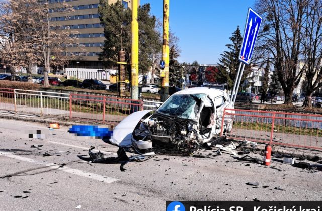 V Košiciach sa zrazili tri autá, zahynul vodič Fabie aj chodkyňa (foto)