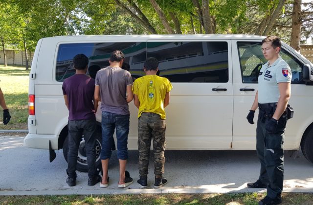 Obvinených z trestného činu prevádzačstva je už 13 ľudí od začiatku roka, dokopy sa pokúsili previezť viac ako 60 cudzincov