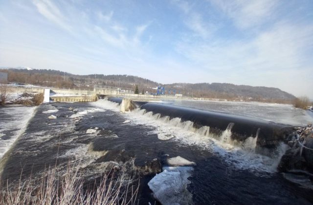 Na Hrone vyhlásili tretí stupeň povodňovej aktivity, vytopilo mestskú časť Šalková (foto)
