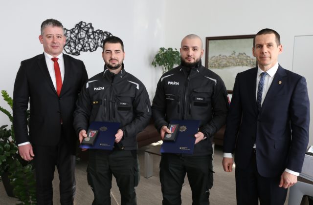 Mikulec ocenil policajtov, ktorí zachránili muža z horiaceho domu (foto)