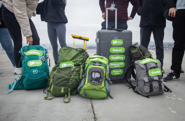 Psychológovia symbolicky na Valentína vyniesli na budovu NBS duševné trápenia Slovákov