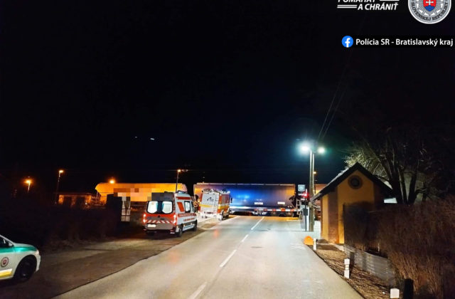 Muž ležal na koľajisku vo Veľkom Bieli, rušňovodič nákladného vlaku už zrážke nedokázal zabrániť