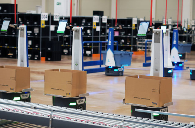Spoločnosť FM Logistic nasadila roboty pre logistické služby v oblasti e-commerce IKEA v Poľsku