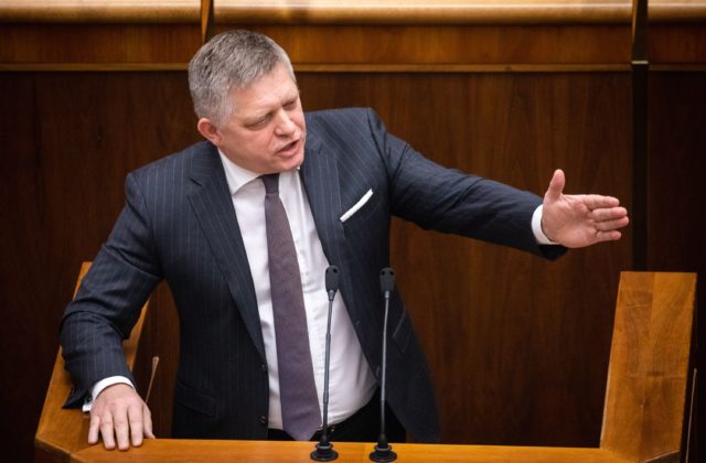 Smeráci chcú predčasné voľby skôr ako v septembri, poslanci majú rokovať o júnovom termíne (naživo)