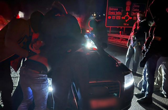 Muž na Audi A6 unikal pred policajtmi a ohrozoval iných vodičov, zastavili ho až strely do zadných kolies auta