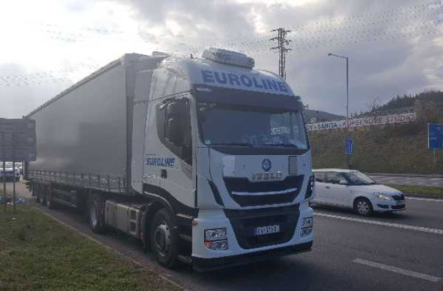 Pre nákladiak s mŕtvymi migrantmi zadržala bulharská polícia sedem ľudí, podľa riaditeľa ide o najsmrteľnejší incident