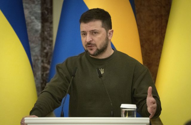 Prezident Zelenskyj radí Rusom opustiť Krym, kým ešte funguje most (video)