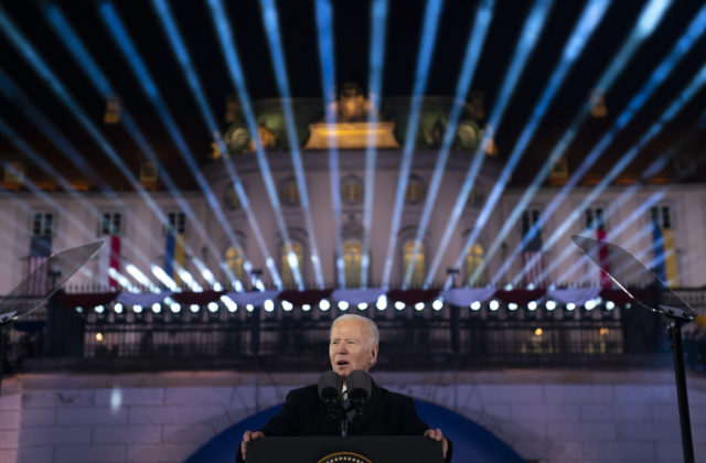 Poskytnutie kazetovej munície bolo podľa Bidena „náročné rozhodnutie“, na Ukrajinu však už dorazila