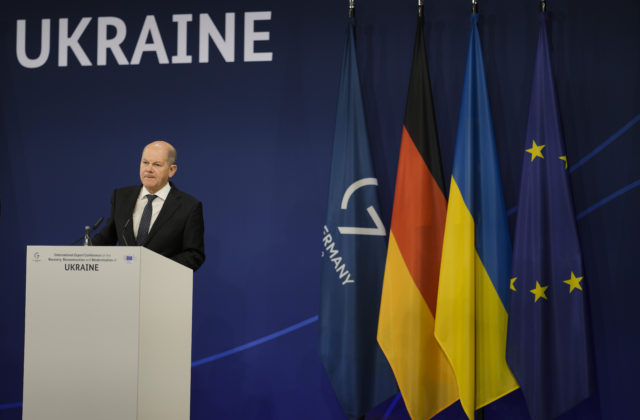 Scholz vyzval Čínu, aby Rusku nedodávala zbrane a radšej využila svoj vplyv na Moskvu