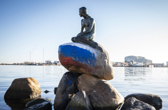 Sochu Malej morskej víly opäť poškodili, natreli ju farbami ruskej vlajky