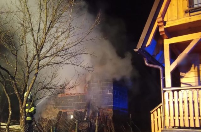 Nočný požiar domu v Štiavniku si vyžiadal jeden život, žena skončila v nemocnici (foto)