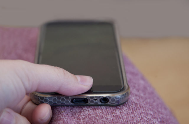 Ak vám telefonuje policajt alebo pracovník banky, zbystrite pozornosť