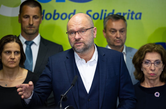 S odlukou cirkví od štátu súhlasí 61 percent respondentov, podľa SaS by na ich chod nemali prispievať všetci rovnako